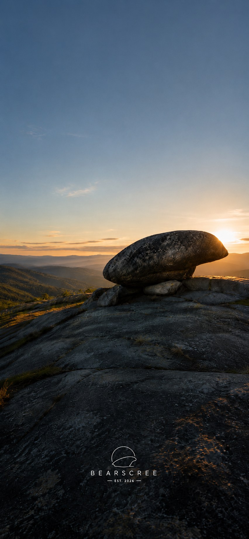 Roca equilibrada al atardecer, encuadre vertical