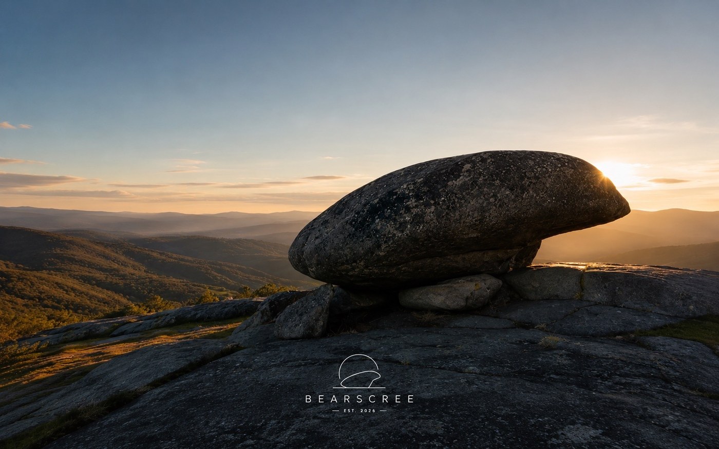 Roca granítica de BEARSCREE recortada contra el atardecer